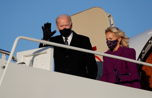 조 바이든 미국 대통령 당선인이 취임을 하루 앞둔 19일(현지시간) 부인 질 여사와 함께 워싱턴DC 인근 앤드루스 공군기지에 도착, 비행기에서 내리며 손을 흔들고 있다./로이터=연합뉴스