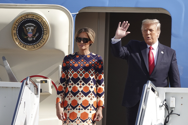 20일(현지 시간) 백악관을 떠나 미국 플로리다주 팜비치에 도착한 도널드 트럼프(오른쪽) 전 대통령과 그의 부인 멜라니아 여사가 자신을 환영하는 지지자들을 향해 인사하고 있다./AP연합뉴스