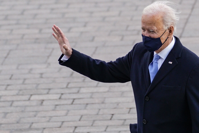 조 바이든 미국 대통령이 20일(현지 시간) 워싱턴DC 연방의사당 앞에 설치된 취임식장을 떠나며 손을 흔들고 있다./EPA연합뉴스
