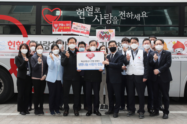 위성백(앞줄 왼쪽 다섯 번째) 예금보험공사 사장과 임삼섭(앞줄 왼쪽 네번째) 노조위원장이 직원들과 함께 21일 서울 중구 청계천로 본사에서 릴레이 헌혈 캠페인에 참여하고 있다. /사진 제공=예금보험공사