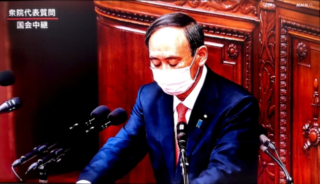 스가 요시히데 총리가 20일 오후 국회(중의원)에 출석해 각당 대표 질의에 답변하고 있다./연합뉴스=NHK 중계화면