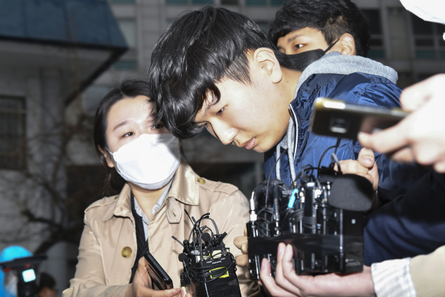 ‘박사방’의 공동 운영자로 알려진 ‘부따’ 강훈이 지난해 4월 서울 종로경찰서에서 검찰로 송치되고 있다. /성형주기자