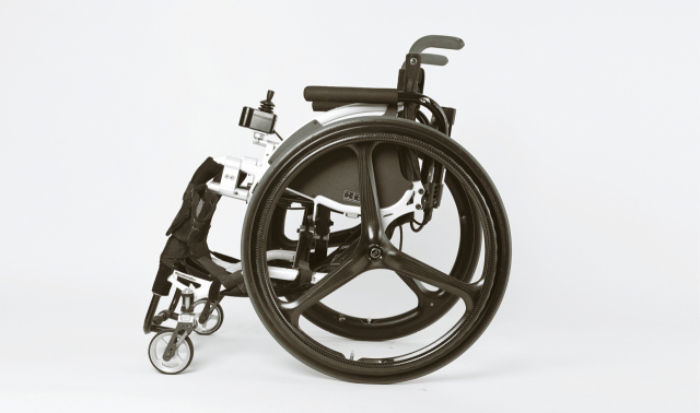 김원영 변호사는 자동차를 운전할 때는 전동 휠체어(위쪽 사진)를, 대중교통을 이용할 때는 수동 휠체어를 이용한다. 이동하는 상황마다 가능하고 불가능한 일이 있다 보니 일일이 판단하고 선택해야 한다. /사진제공=이지양 사진작가