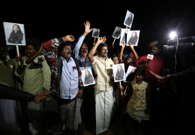 카멀라 해리스 미국 부통령의 취임을 축하하는 인도 남부 툴라센드라푸람 마을 주민./로이터 연합뉴스