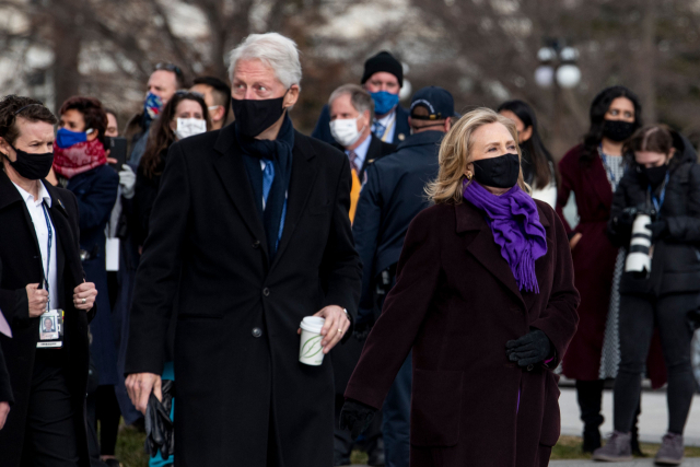 힐러리 클린턴 전 국무장관(오른쪽)과 빌 클린턴 전 대통령./AFP 연합뉴스