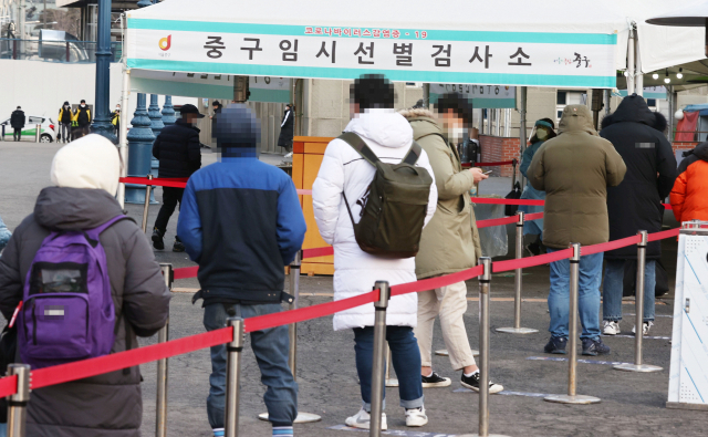 국내 신종 코로나바이러스 감염증(코로나19) 첫 환자가 나온 지 꼭 1년째 되는 날인 20일 신규 확진자 수는 400명대 초반을 기록했다. 300명대 후반이었던 전날보다 다소 늘어나면서 400명대로 올라섰다. 이날 오전 서울역 광장에 마련된 신종 코로나바이러스 감염증(코로나19) 임시선별진료소 앞에서 시민들이 진료 시작을 기다리고 있다./연합뉴스