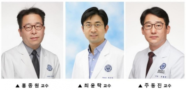 세브란스병원 홍종원·최윤락·주동진 교수가 62세 남성에 뇌사 기증자의 팔을 이식하는 수술에 성공했다. /연합뉴스=세브란스병원 제공