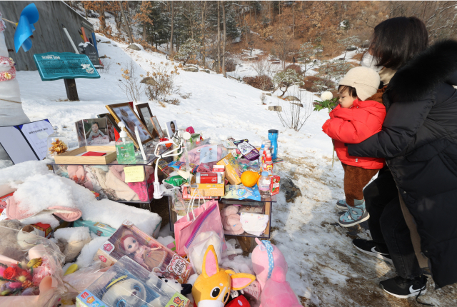 지난 13일 오전 경기도 양평군 하이패밀리 안데르센 공원묘원에서 엄마와 함께 온 한 아이가 양부모의 학대로 생후 16개월 만에 숨진 정인 양을 추모하고 있다. /양평=연합뉴스