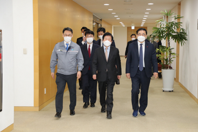 박병석(가운데) 국회의장과 정연인(왼쪽) 두산중공업 사장, 허성무 창원시장이 차담을 마치고 가스터빈 등 생산시설 현장을 둘러보기 위해 나서고 있다. /사진제공=창원시