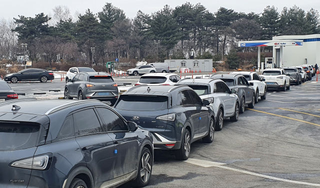 21일 강원 춘천시 중앙고속도로 춘천휴게소 내에 시범 운영을 시작한 수소충전소 앞으로 충전을 기다리는 차량이 길게 늘어서 있다./연합뉴스