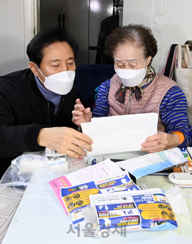 서울시장 보궐선거에 출마한 국민의힘 오세훈 전 서울시장이 22일 서울 중랑구 묵동에 거주 중인 1인 가구 어르신 집을 방문해 대화를 나누고 있다./권욱기자 2021.01.22