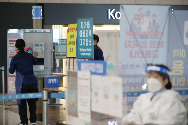 인천국제공항 제1여객터미널 입국장에서 관계자가 소독작업을 하고 있다./연합뉴스