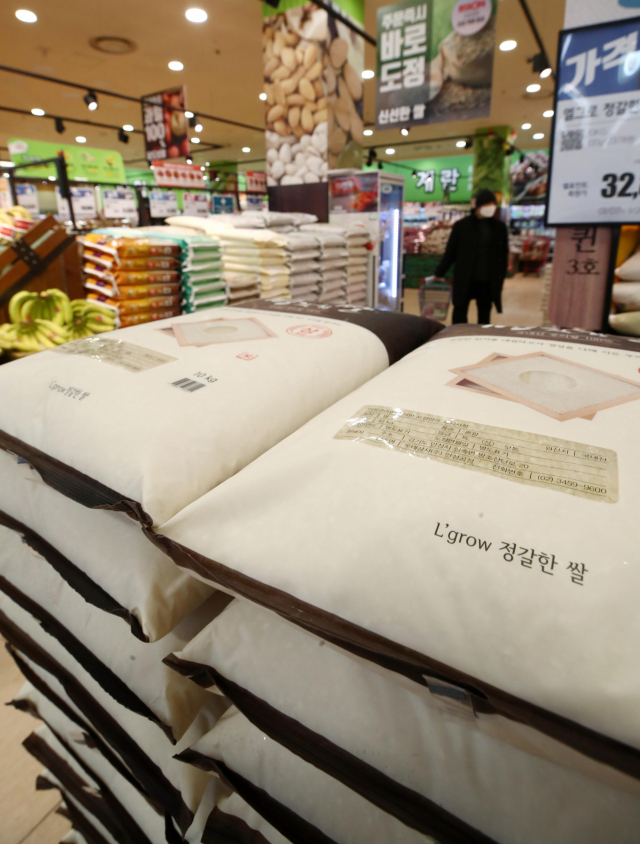 농식품부는 22일 국산 쌀 관세율이 513% 고율관세로 확정됐다고 밝혔다. 사진은 서울 시내 한 대형마트 쌀 판매대 모습. /연합뉴스