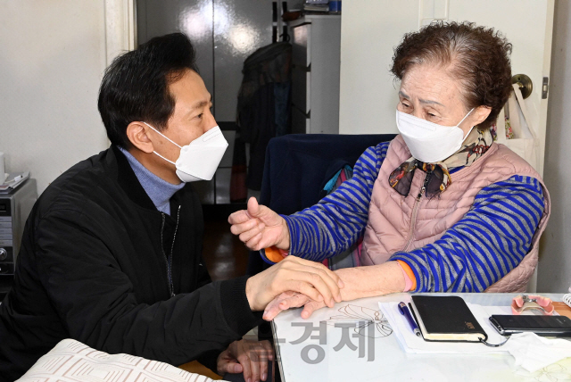 서울시장 보궐선거에 출마한 국민의힘 오세훈 전 서울시장이 22일 서울 중랑구 묵동에 거주 중인 1인 가구 어르신 집을 방문해 대화를 나누고 있다./권욱기자 2021.01.22