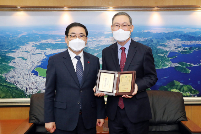 허성무(왼쪽) 창원시장이 22일 시청 접견실에서 지역경제 발전에 기여한 공이 큰 LG전자 송대현 사장에게 감사패를 전달하고 기념 촬영을 하고 있다. /사진제공=창원시