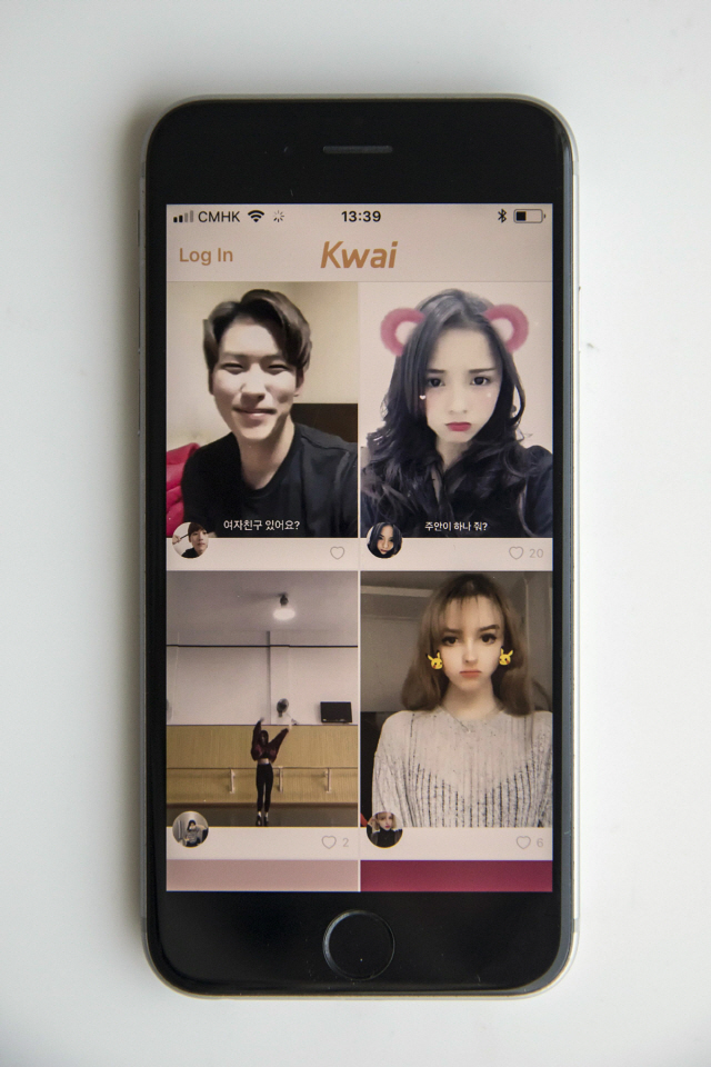 중국의 동영상 서비스 플랫폼 ‘콰이쇼우’가 휴대폰 화면에 실행된 모습. 콰이쇼우는 홍콩 증시에서 사상 두번째로 큰 규모의 IPO에 나설 예정이다. /블룸버그 자료사진