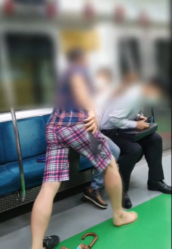 50대 남성이 마스크 착용을 요구한 승객들을 향해 폭력을 행사하며 난동을 부리는 모습./연합뉴스