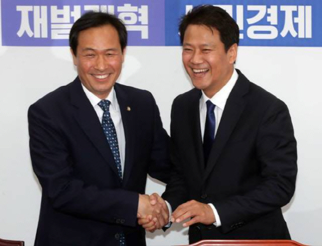 우상호(왼쪽) 더불어민주당 의원과 임종석 전 대통령 비서실장/연합뉴스