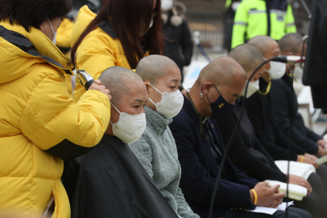 22일 오후 서울 청와대 분수대 앞에서 열린 특수단 수사결과 규탄 및 문재인 정부의 책임과 역할을 촉구하는 4.16시민동포가족 공동집중행동 선포 기자회견에서 세월호 유가족들이 삭발하고 있다./연합뉴스