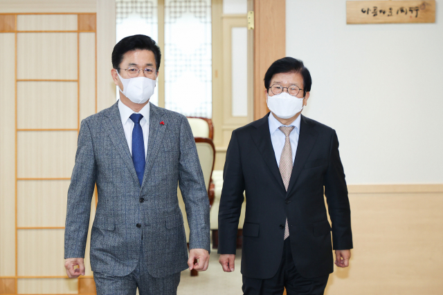 허태정(사진 왼쪽) 대전시장이 대전시청을 방문한 박병석(〃오른쪽) 국회의장을 안내하고 있다. 사진제공=대전시