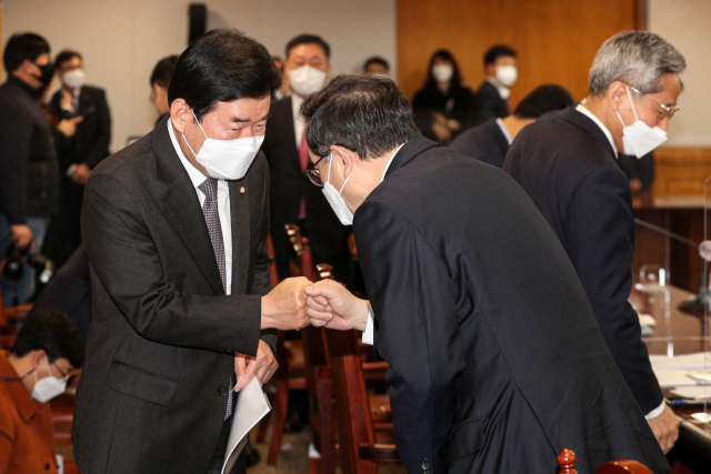 김진표(왼쪽) 국가경제자문회의 의장이 22일 서울 중구 은행연합회에서 열린 간담회에서 참석자와 인사를 나누고 있다. /성형주기자