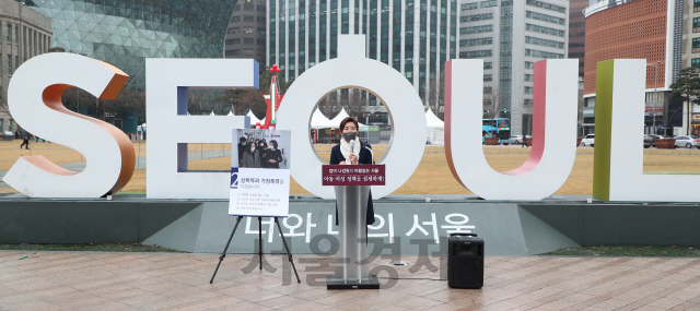 서울시장 출마 선언을 한 국민의힘 나경원 전 의원이 22일 서울광장에서 아동. 여성 정책 발표를 하고있다./권욱기자 2021.01.22