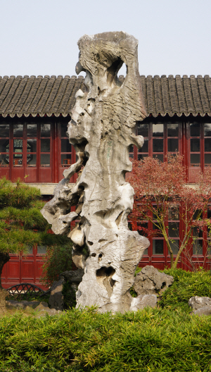 쑤저우 유원의 태호석 ‘관운봉’이 하늘을 찌를 듯 늠름한 모습으로 서 있다.