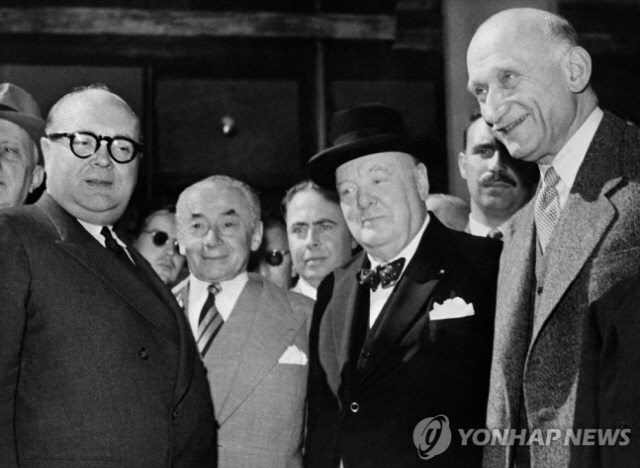윈스턴 처칠(오른쪽에서 두번째) 영국 전 총리./AFP연합뉴스