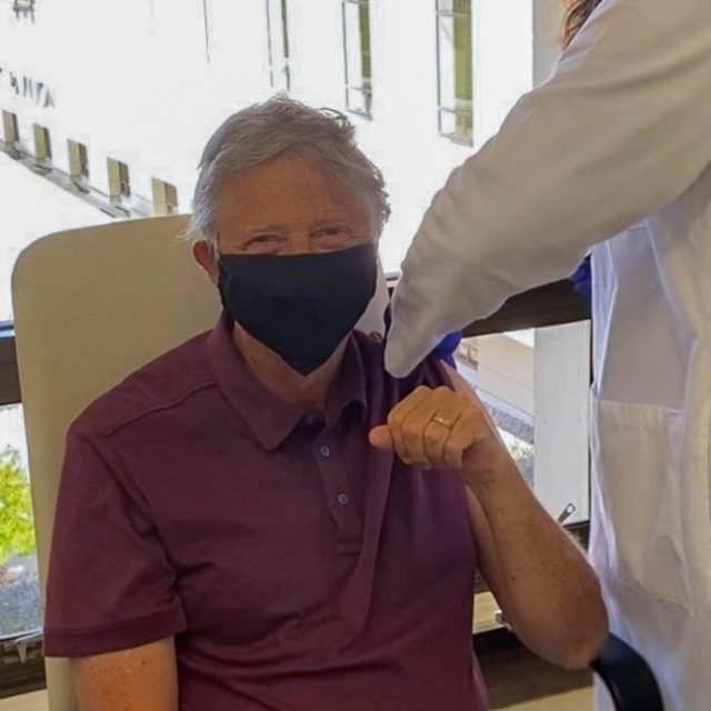 코로나 백신 맞은 빌 게이츠 '65살 된 혜택'