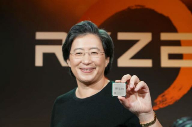 AMD CEO 리사 수가 2017년 2월 라이젠 테크데이 행사에서 특유의 포즈로 라이젠 프로세서를 소개하고 있다. /AMD