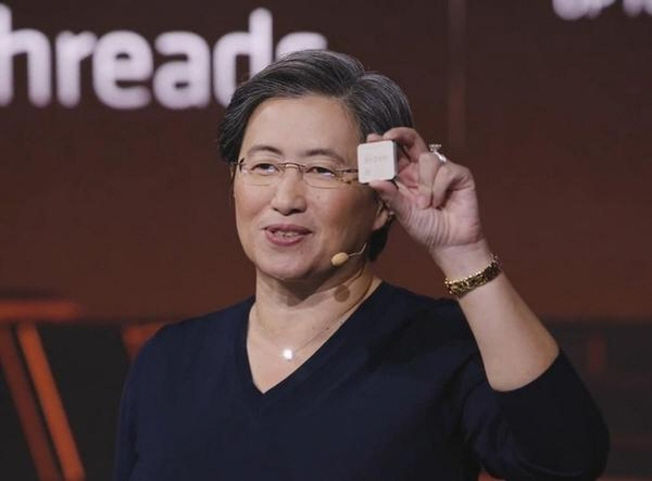 리사 수 AMD CEO가 지난해 10월 4세대 라이젠 9 5900X 프로세서를 들어보이고 있다. /AMD