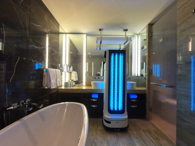 LG전자 비대면 방역 로봇인 'LG 클로이 살균봇'이 지난 21일(미국 현지 시간) 호텔 객실을 살균하고 있다./사진 제공=LG전자