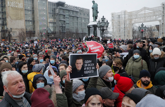 23일(현지 시간) 러시아 모스크바 푸슈킨광장을 가득 메운 시민들이 지난 17일 체포된 야권 운동가 알렉세이 나발니의 석방을 요구하는 시위를 벌이고 있다. 로이터통신은 이날 모스크바에서만 시민 4만 명이 모였으며 이번 시위는 지난 2018년 연금 개혁 반대 시위 이후 최대 시위라고 평가했다. 현지 시민 단체는 이번 시위로 도시 115곳에서 참가자 3,296명이 체포됐다고 밝혔다./EPA연합뉴스