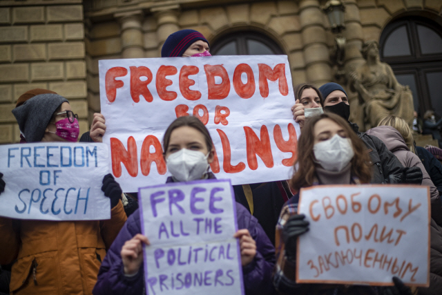 23일(현지 시간) 러시아 모스크바에서 야권 운동가 알렉세이 나발니의 석방을 요구하는 시위대가 ‘나발니에게 자유를’ ‘모든 정치범을 석방하라’ ‘표현의 자유를 보장하라’ 등의 구호가 적힌 팻말을 들고 시위하고 있다./EPA연합뉴스