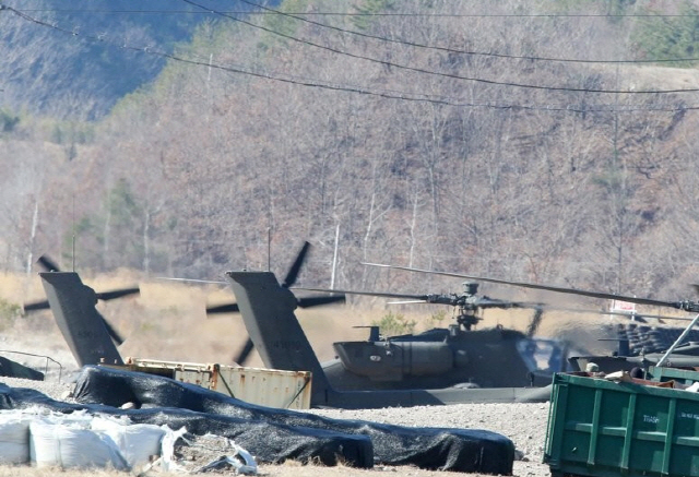 주한미군의 아파치 헬기가 사격 훈련을 위해 이륙을 준비하고 있다.   /연합뉴스
