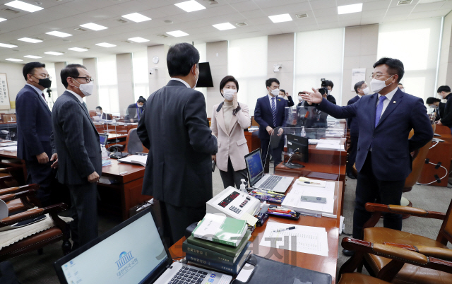 법제사법위원회 윤호중 위원장, 국민의힘 김도읍 간사를 비롯한 야당 의원들이 25일 서울 여의도 국회에서 열린 박범계 법무부 장관 후보자 인사청문회 오전 질의를 마치고 청문회 질의 내용, 진행과 관련해 언쟁을 벌이고 있다./권욱기자 2021.01.25