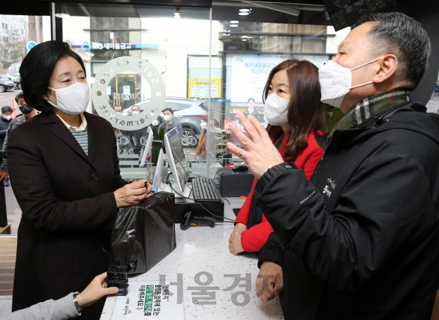 박영선 전 중소벤처기업부 장관이 25일 오전 서울 동작구 미래형 동네 슈퍼 시범사업 ‘스마트슈퍼 1호점-형제슈퍼’에 방문해 점주의 의견 청취를 하고 있다./국회사진기자단 2021.01.25