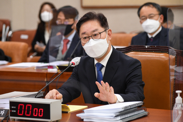 박범계 법무부 장관 후보자가 25일 국회 법제사법위원회에서 열린 인사청문회에서 질의에 답변하고 있다. /권욱기자