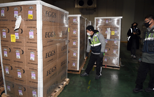 수량확인하는 긴급 수입된 미국산 계란