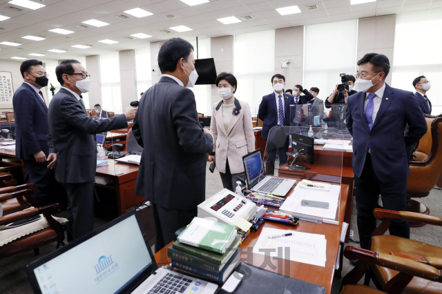 법제사법위원회 윤호중 위원장, 국민의힘 김도읍 간사를 비롯한 야당 의원들이 25일 서울 여의도 국회에서 열린 박범계 법무부 장관 후보자 인사청문회 오전 질의를 마치고 청문회 질의 내용, 진행과 관련해 언쟁을 벌이고 있다./권욱기자 2021.01.25