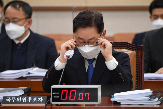 박범계 법무부 장관 후보자가 25일 국회 법제사법위원회에서 열린 인사청문회에서 안경을 고쳐쓰며 질의를 듣고 있다. /연합뉴스