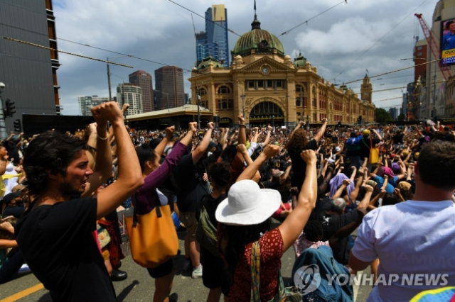 지난해 1월 26일 호주 멜버른에서 '침략의 날' 시위가 열렸다./연합뉴스=EPA