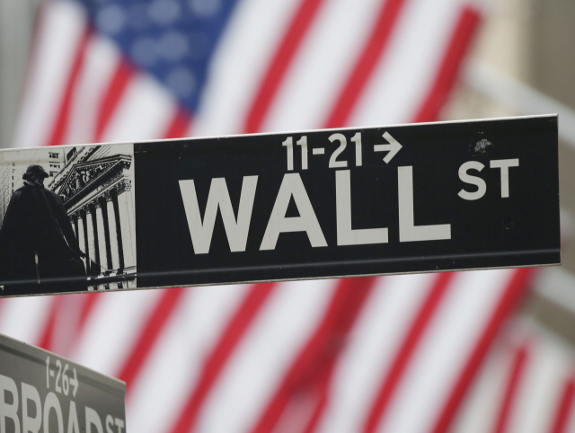 미국 뉴욕증권거래소(NYSE) 앞에 걸린 월스트리트 표지판./UPI연합뉴스