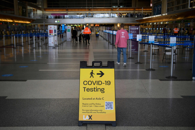 25일(현지 시간) 미국 로스앤젤레스 국제공항에 코로나19 진단검사소의 위치를 알리는 표지판이 세워져있다./AFP연합뉴스
