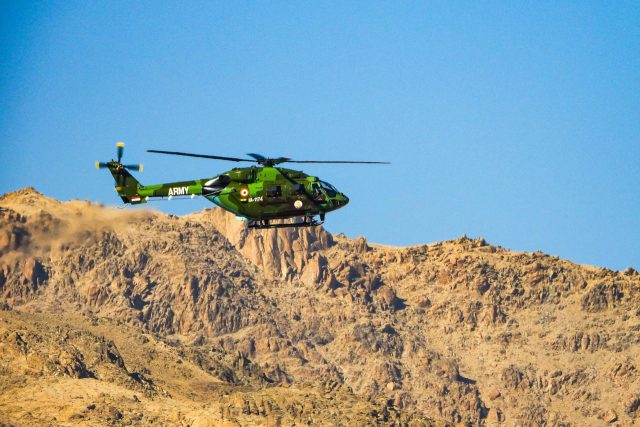 인도 육군 헬기가 인도와 중국이 국경을 맞대고 있는 라다크의 산악지대 위를 비행하고 있다./연합뉴스=AFP