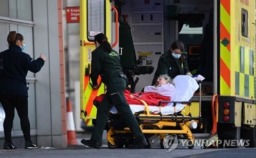 25일(현지시간) 영국 런던 왕립런던병원에 한 환자가 응급차에 실려 도착하고 있다. /EPA연합뉴스]