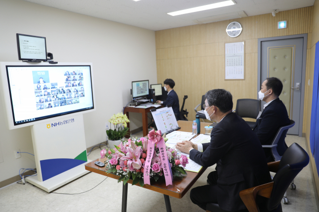 NH농협은행 최영식(사진 맨앞) 경남본부장이 26일 관내 사무소장을 대상으로 화상회의를 개최하고 있다. /사진제공=경남농협