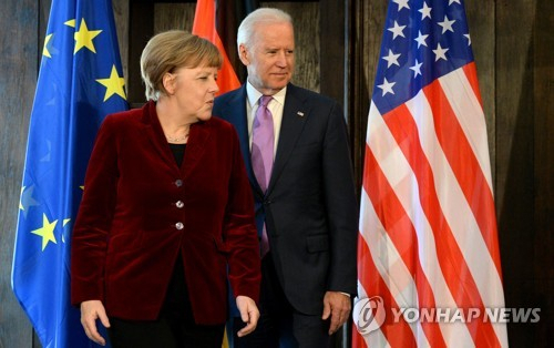 앙겔라 메르켈(왼쪽) 독일 총리와 조 바이든 미국 대통령. 지난 2015년 부통령이었던 바이든이 뮌헨안보포럼 참석차 독일을 방문했을 때 함께 한 모습이다. /AFP연합뉴스