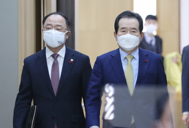 국무회의 입장하는 정세균 총리와 홍남기 부총리 (세종=연합뉴스) 김주형 기자 = 정세균 국무총리(오른쪽)가 26일 오전 세종시 정부세종청사에서 열린 국무회의에 홍남기 부총리와 입장하고 있다./연합뉴스