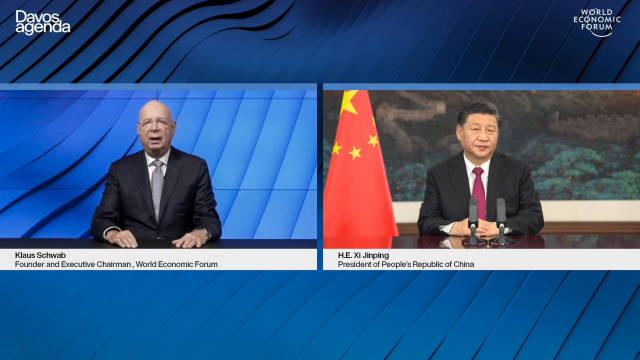 계경제포럼(WEF)이 25일(현지 시간) 스위스 다보스에서 개최한 '다보스 어젠다'에 WEF의 창립자 클라우스 슈바프(왼쪽) 회장과 시진핑(오른쪽) 중국 국가주석이 화상으로 참여하고 있다. /AFP연합뉴스